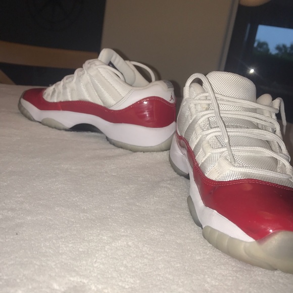 jordan 11 low cherry - Picture 2 of 4